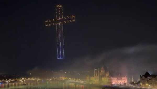 Hongrie Fête nationale Croix Drones