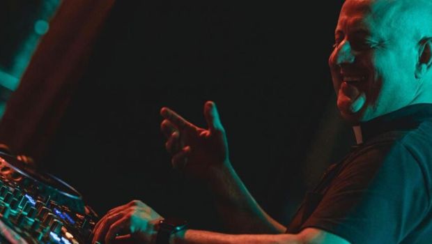 PADRE-GUILHERME-INSTAGRAM