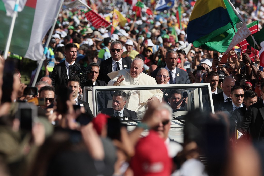 Pope-Francis-waves-from-the-popemobile-as-he-arrives-to-preside-over-the-Stations-of-the-Cross-ceremony-with-young-people-in-Edward-VII-Park