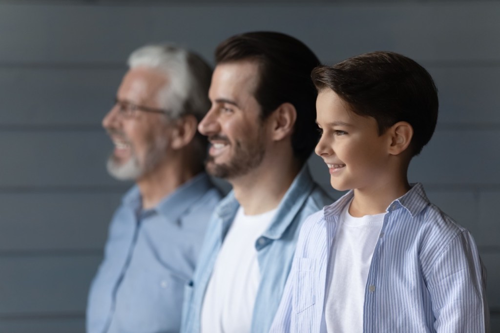Syn, ojciec i dziadek stojący obok siebie. Ubrani w podobne koszule.