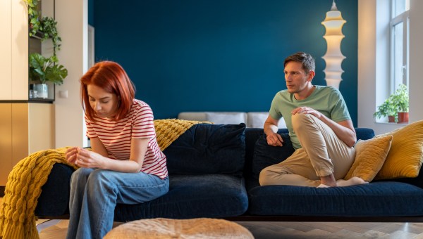 Pareja enojada. Discusión. Agresividad pasiva.