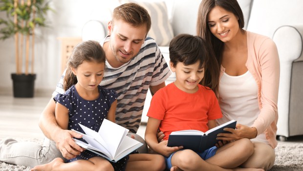 Familia feliz leyendo libros en casa leer con los hijos Inculcar la lectura