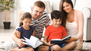 Familia feliz leyendo libros en casa leer con los hijos Inculcar la lectura