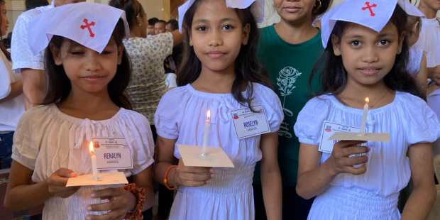 506 enfants des bidonvilles de Manille reçoivent le baptême en même temps