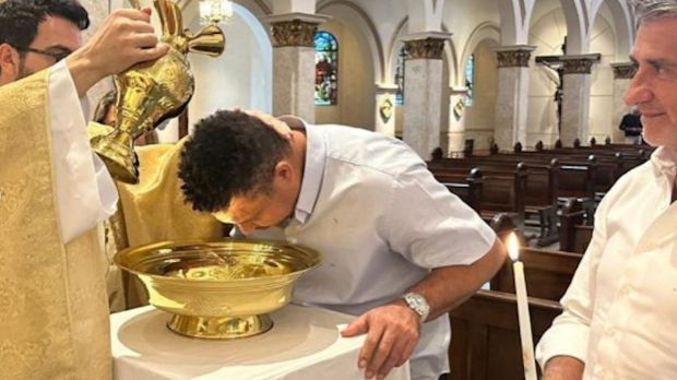 Ronaldo Fenômeno sendo batizado na Igreja Católica