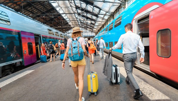 GARE-TGV-shutterstock_1493454743