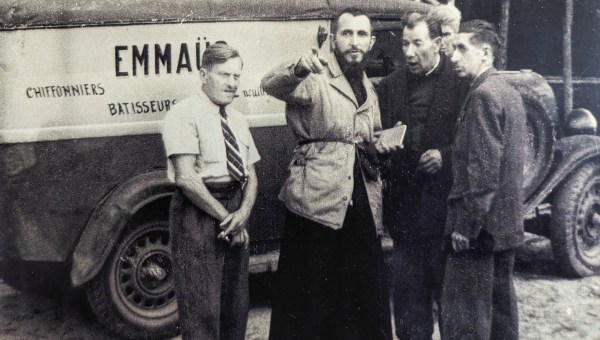 L_abbe_Pierre_et_ses_compagnons_au_camp_de_Pomponette_en_Seine_et_Marne_en_1953._©Capucins_de_France