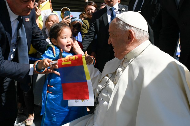 Pope-Francis-blessing-a-toddler-before-departing-Ulaanbaatar