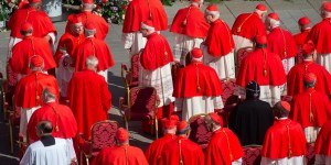 Conclave : pourquoi certains cardinaux sont-ils en noir et non en rouge ?