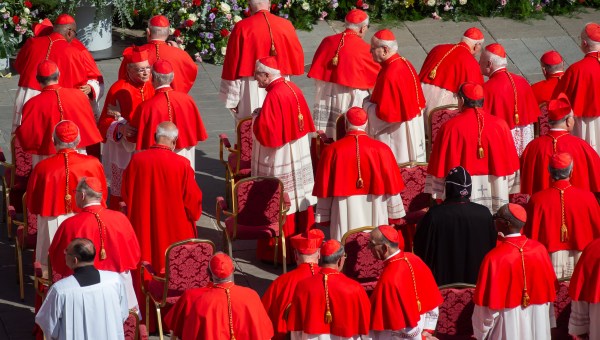 Corner Item Image - Conclave : pourquoi certains cardinaux sont-ils en noir et non en rouge ?