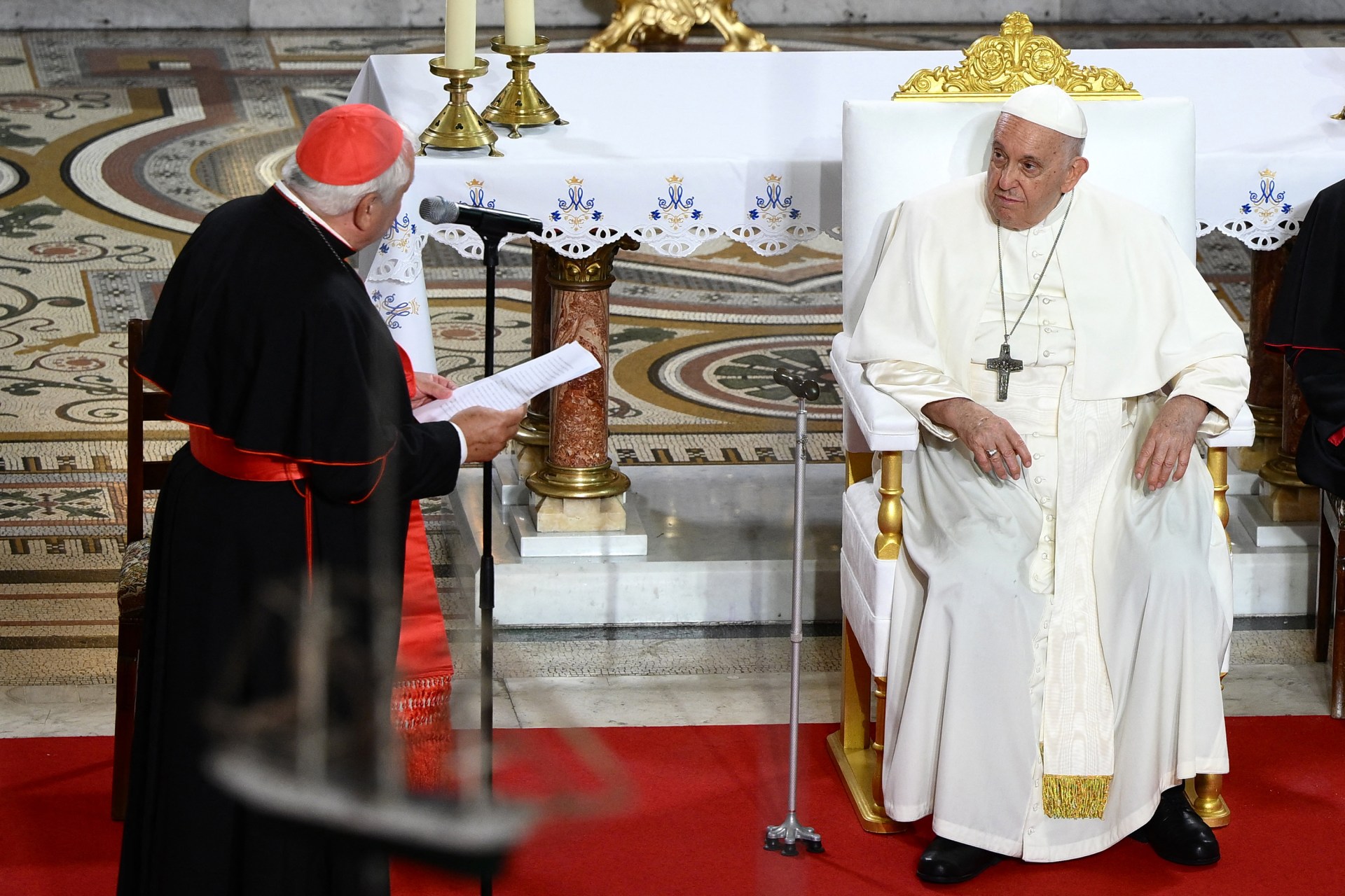Pope-Francis-listens-to-the-welcome-speech-of-Marseilles-Archbishop-and-Cardinal-Jean-Marc-Aveline
