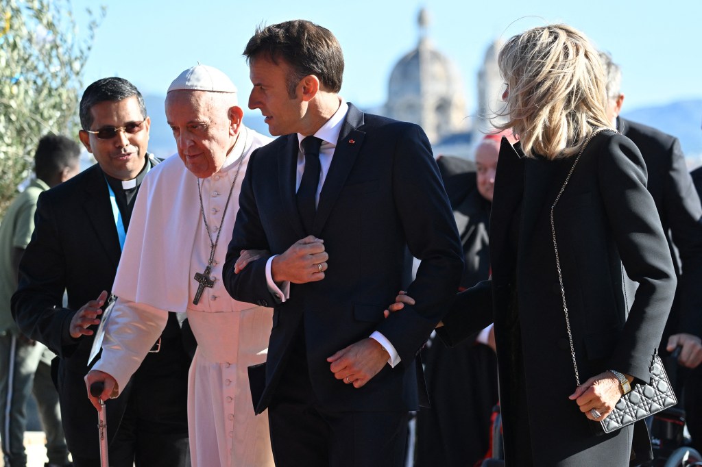 Pope-Francis-takes-the-arm-of-French-President-Emmanuel-Macron-as-his-wife-Brigitte-AFP-000_33W98QX-e1695464118815.jpg