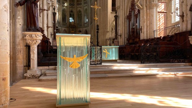 fleur-nabert-mobilier-liturgique-autel-ambon-vierge-collegiale-eu-12.jpg