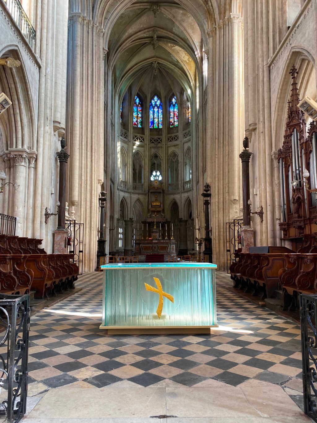 fleur-nabert-mobilier-liturgique-autel-ambon-vierge-collegiale-eu-9.jpg