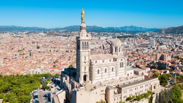 Ce 1er août, le sanctuaire Notre-Dame de la Garde, niché sur les hauteurs de la cité phocéenne, accueille les nouveaux-nés fraîchement sortis de leur clinique, pour les bénir.