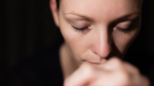 Kobieta zatopiona w modlitwie