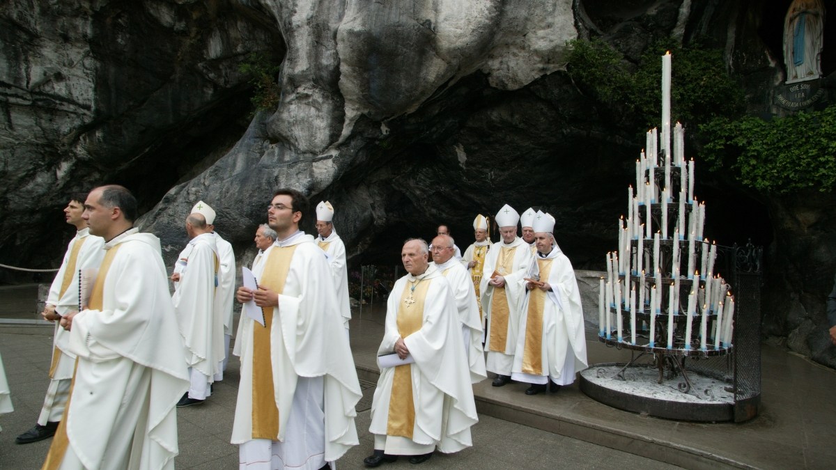 pretres-messe-Lourdes-84.jpg