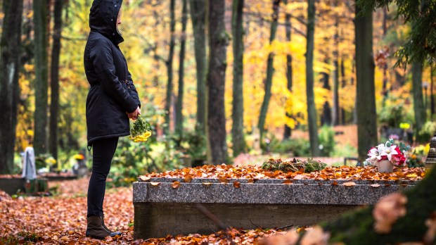 2 Novembre : Fête de la Commémoration des fidèles défunts ♥ Ne les oublions pas ♥ CIMETIERE-TOMBE-PRIERE-shutterstock_1857994318