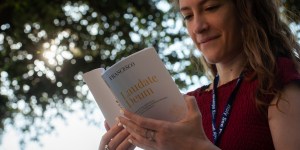 Livres : Laudate Deum en tête des meilleures ventes