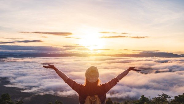 SOMMET-RANDONNEE-FEMME-shutterstock_1833275236