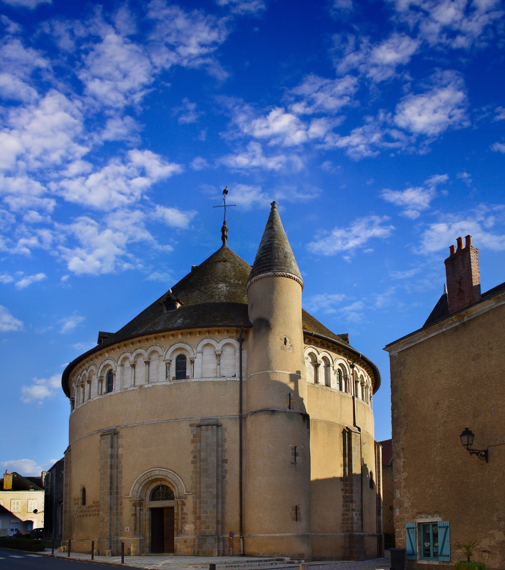 La-basilique-Saint-Etienne-de-Neuvy-Saint-Sepulchre.-shutterstock