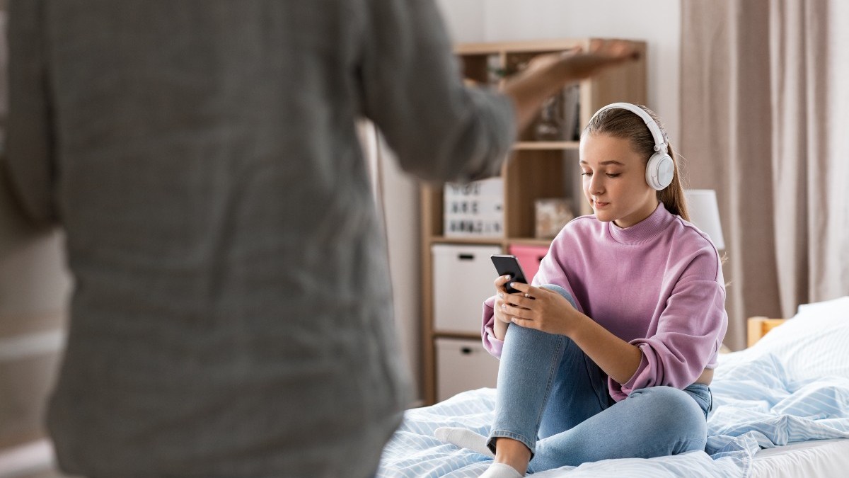 MOTHER-DAUGHTER-SMARTPHONE