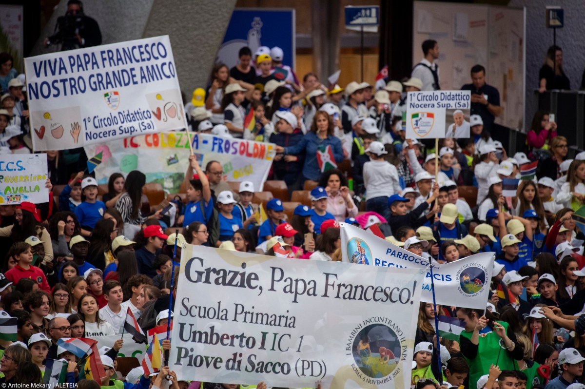 La touchante rencontre entre le pape François et des enfants du monde entier pour la paix