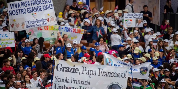 La touchante rencontre entre le pape François et des enfants du monde entier pour la paix