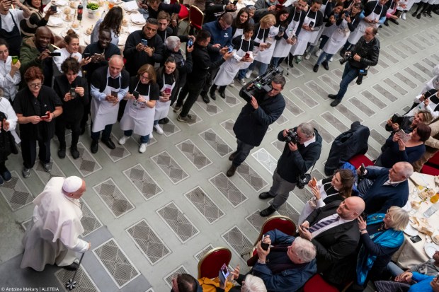 Journée mondiale des pauvres : le Pape à table avec 1.200 pauvres