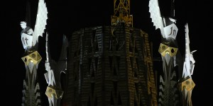 Les quatre évangélistes brillent enfin au sommet de la Sagrada Familia