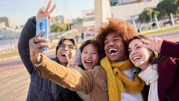 SMILE-YOUTH-SOCIAL-MEDIA-shutterstock_2250419279