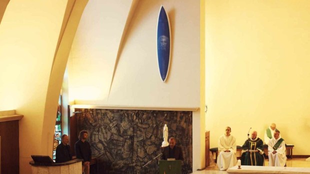 Une planche de surf exposée dans le choeur de l'église de la Trinité à Hossegor, dans les Landes.