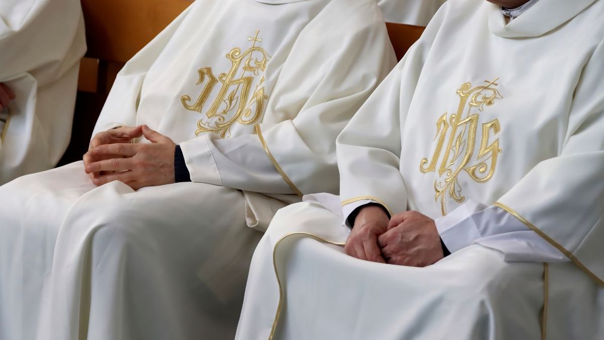 Prêtres, messe, chasuble, diacre