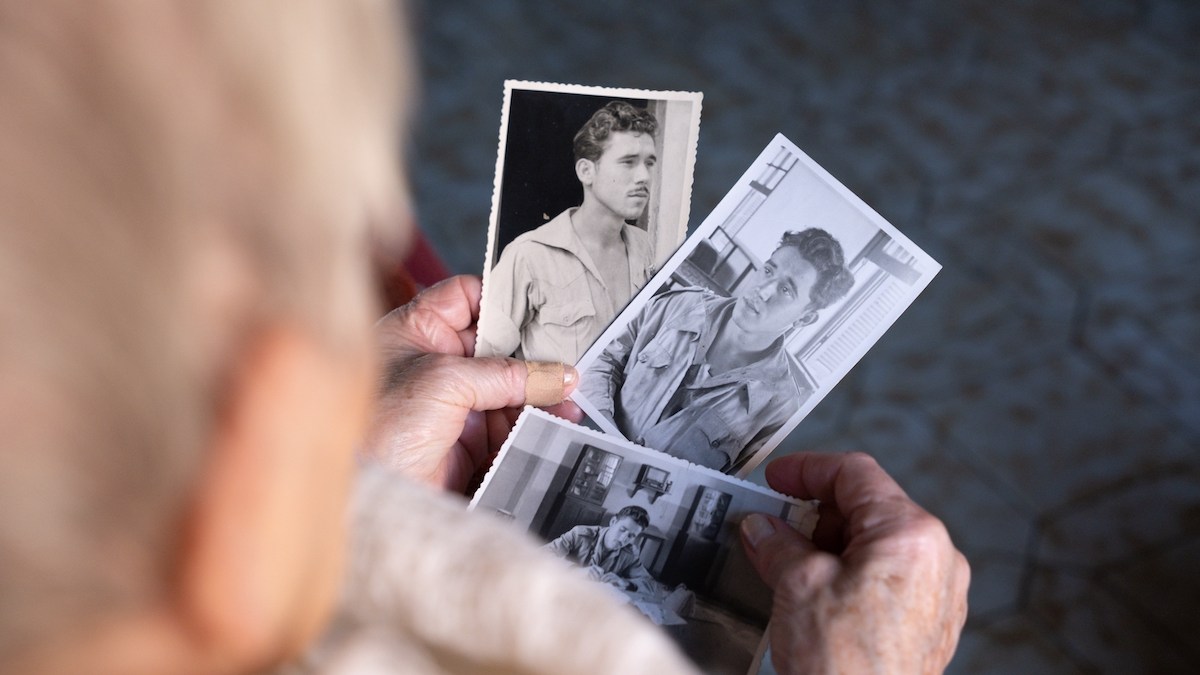 Person-looking-old-photos