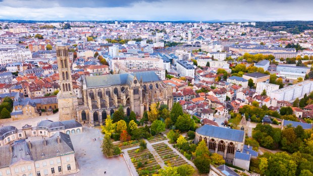 CATHEDRALE-LIMOGES-shutterstock_1831952194