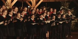 La délicate interprétation de “Douce Nuit” par les enfants de l’Académie du Puy du Fou