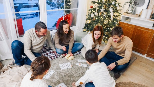 JEU-FAMILLE-NOEL-shutterstock_2224699669