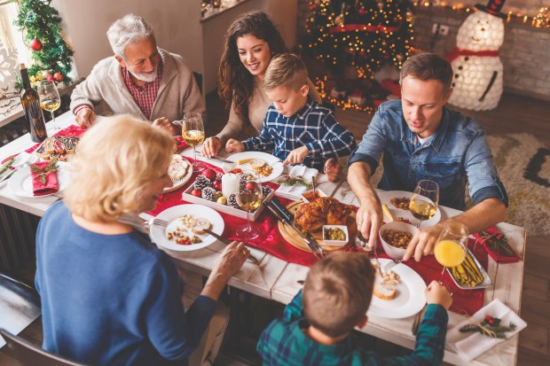 REPAS-NOEL-shutterstock_2211031381
