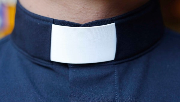 Soumise à des contraintes juridiques et sociales de plus en plus lourdes, l’administration des paroisses et des diocèses devient difficile.