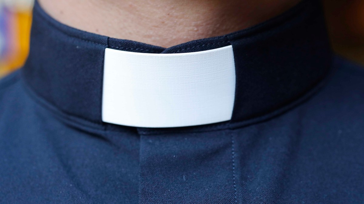 Soumise à des contraintes juridiques et sociales de plus en plus lourdes, l’administration des paroisses et des diocèses devient difficile.