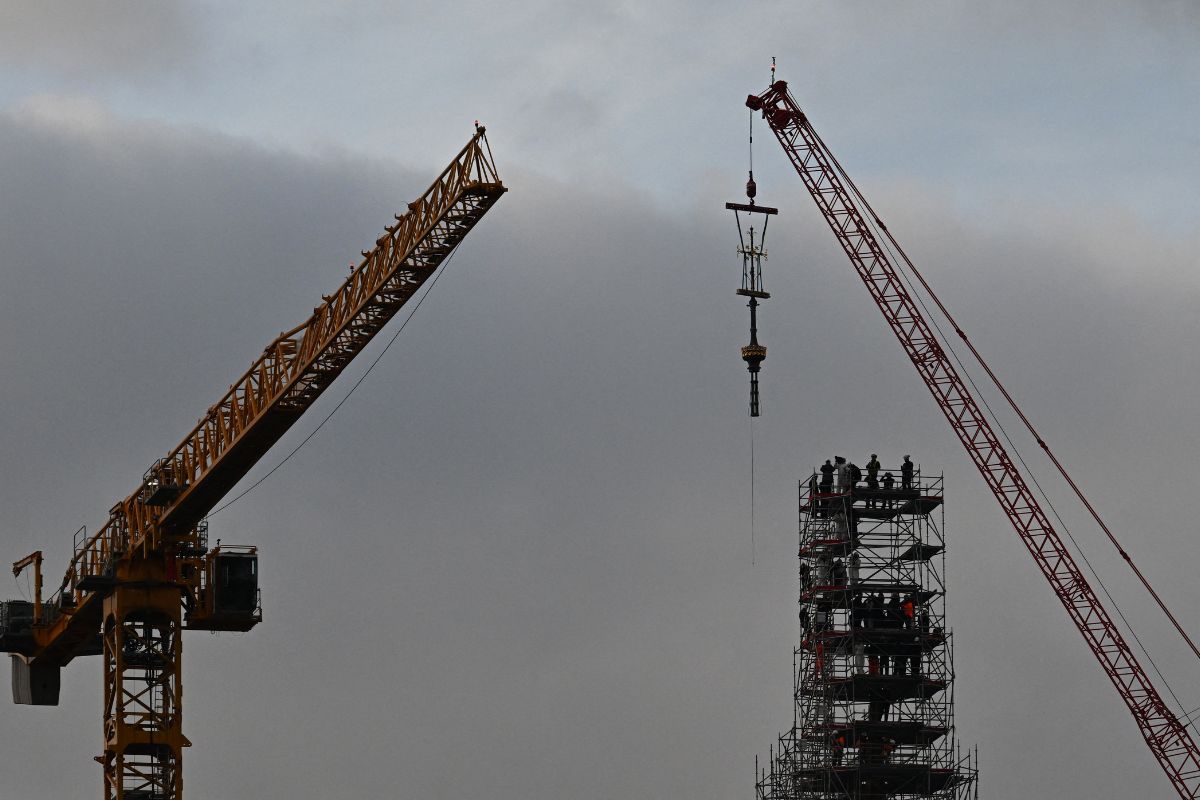 La flèche de Notre-Dame de Paris retrouve sa croix