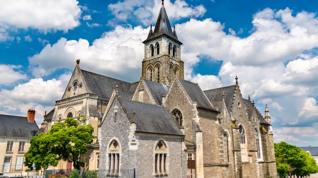 CATHEDRALE-LAVAL-shutterstock_1189516762