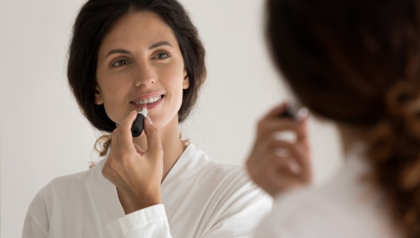 WOMAN-LIPSTICK-shutterstock_2009960348