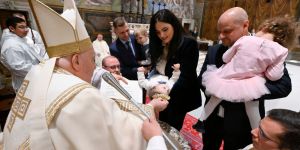 François remercie les parents qui font le choix du baptême pour leurs enfants
