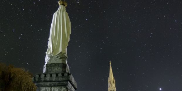 Regarde l'étoile, invoque Marie