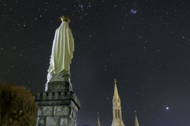 sanctuaire-de-Lourdes-sous-nuit-etoilee-@SNDL-Pierre-Vincent.jpg