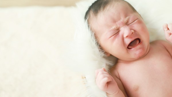 Nowo narodzone dziecko, które płacze