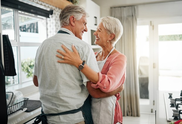 COUPLE-CUISINE-DANSE-shutterstock