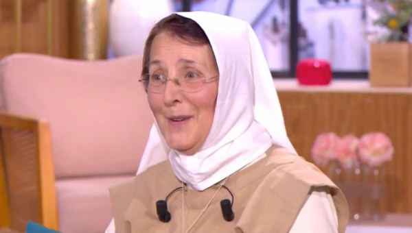 sœur Catherine plateau télé, "çà commence aujourd'hui" Faustine Bollaert
