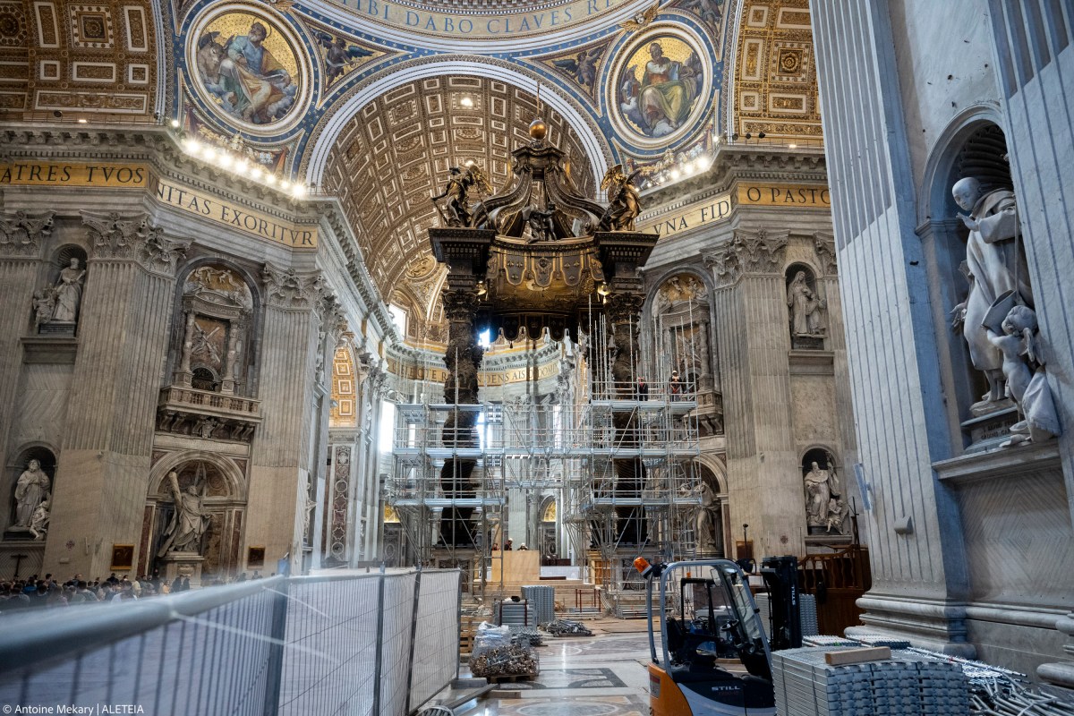 La restauration du baldaquin de Saint-Pierre a commencé !